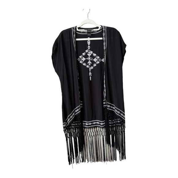 Ali Miles Sweaters - Ali Miles Black White Embroidered Kimono Shrug‎ Topper Tassels Size M Boho